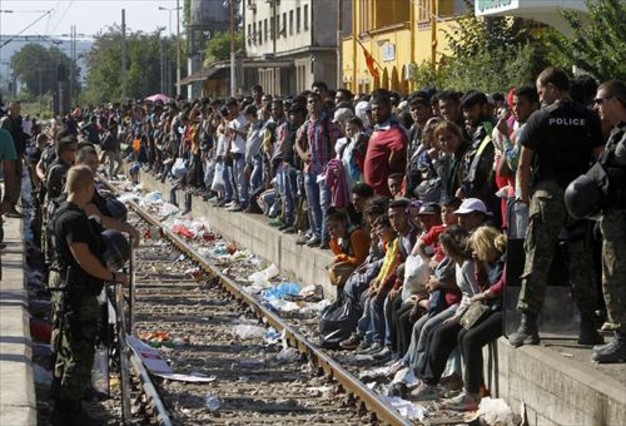 gevgelija-sur-macedonia-miles-refugiados-esperan-tren-que-les-permita-cruzar-macedonia-br-llegar-serbia-para-luego-pasar-frontera-con-hungria-donde-erige-una-prolongada-valla-14403590938